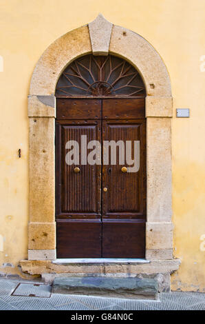 Antica porta in legno con cerniere e respingente ferro battuto artigianato Foto Stock