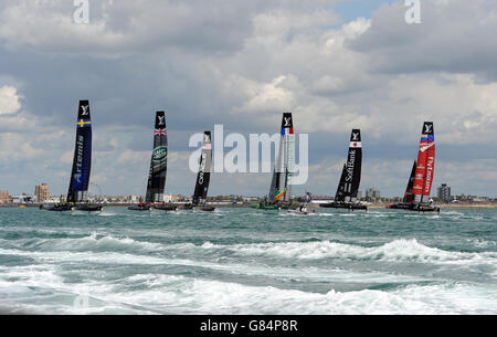 (Da sinistra a destra) Artemis Racing, Land Rover BAR, Oracle Team USA, Groupama Team France, SoftBank Team Japan e Fly Emirates Team New Zealand iniziano la prima gara il terzo giorno della Coppa America a Portsmouth, Regno Unito Foto Stock