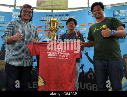 Thuban Othman, Tholhah Othman e Thoriq Othman (a sinistra - a destra non fornito) con la Webb Ellis Cup durante una visita al National Football Museum di Manchester come parte del 100 giorno Rugby World Cup Trophy Tour del Regno Unito &amp; Irlanda. Foto Stock