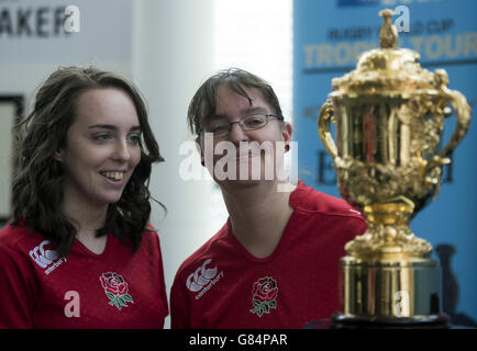 Hannah Vincent e Marsha Vincent (sinistra - destra non fornita) con la Webb Ellis Cup durante una visita al National Football Museum di Manchester come parte della 100 giorni di Rugby World Cup Trophy Tour del Regno Unito &amp; Irlanda. Foto Stock