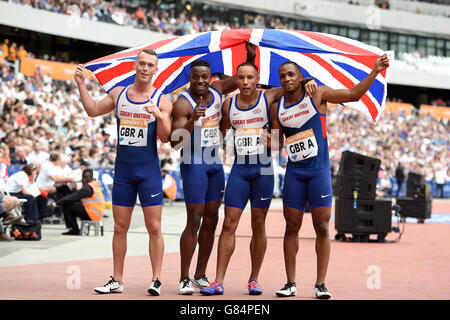 Richard Kilty, Harry Aikines-Aryeetey, James Ellington e Chijindu Ujah festeggiano dopo aver vinto il relè da 4x100m maschile durante il secondo giorno dei Giochi d'anniversario di Sainsbury allo stadio del Queen Elizabeth Olympic Park, Londra. Foto Stock