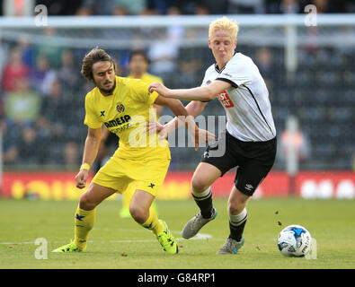 Calcio - Pre Season friendly - Derby County / Villarreal - iPro Stadium. Will Hughes della contea di Derby (a destra) e Alex Serrano di Villarreal lottano per la palla. Foto Stock