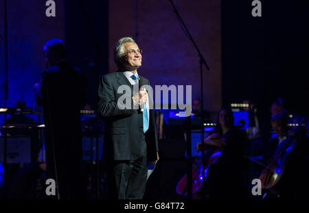 John Suchet, presentatore di FM classica, presenta gli artisti durante l'evento Classic FM Live al Wales Millennium Centre il 30 giugno 2015 a Cardiff, Regno Unito Foto Stock