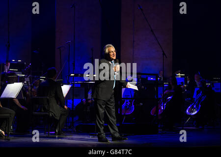 John Suchet, presentatore di FM classica, presenta gli artisti durante l'evento Classic FM Live al Wales Millennium Centre il 30 giugno 2015 a Cardiff, Regno Unito Foto Stock