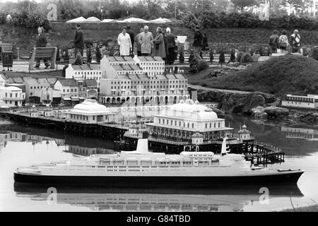 Una replica in miniatura del Cunard Liner QE2, che si trova accanto a un molo di una città balneare, a Tucktonia in Christchurch. Foto Stock