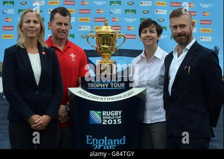 La Webb Ellis Cup con (sinistra-destra) Sarah Powell, CEO Sport Wales, Nigel Owens Welsh International Referee, Michelle Daltry Presidente di LGB&T Sport Cymru Network e CEO di Andrew White Stonewall Cymru presso lo Sport Wales National Center per il torneo di rugby Sport Wales LGB&T presso i Sophia Gardens vicino Cardiff. Il Trofeo ha visitato l'evento nell'ambito del Rugby World Cup Trophy Tour di 100 giorni del Regno Unito e dell'Irlanda. Foto Stock