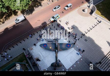 Vendita di Mk. 1 Spitfire. Un Vickers Supermarine Spitfire Mk.1A restaurato è svelato al di fuori delle Churchill War Rooms nel centro di Londra. Foto Stock