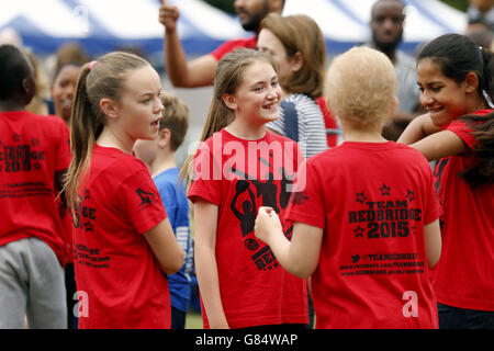 I bambini alla cerimonia di apertura per le finali dei 2015 Balfour Beatty London Youth Games, che si svolgono presso il National Sports Centre di Crystal Palace il 2, 4 e 5 luglio durante il primo giorno dei Giochi dei giovani di Londra a Crystal Palace, Londra Foto Stock