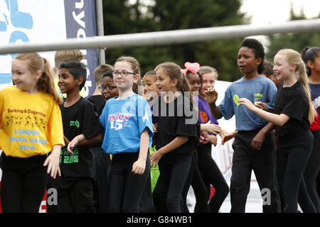 I bambini alla cerimonia di apertura per le finali dei 2015 Balfour Beatty London Youth Games, che si svolgono presso il National Sports Centre di Crystal Palace il 2, 4 e 5 luglio durante il primo giorno dei Giochi dei giovani di Londra a Crystal Palace, Londra Foto Stock