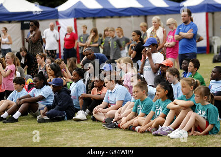 I bambini alla cerimonia di apertura per le finali dei 2015 Balfour Beatty London Youth Games, che si svolgono presso il National Sports Centre di Crystal Palace il 2, 4 e 5 luglio durante il primo giorno dei Giochi dei giovani di Londra a Crystal Palace, Londra Foto Stock