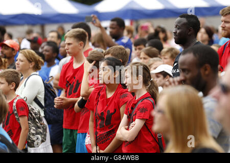 I bambini alla cerimonia di apertura per le finali dei 2015 Balfour Beatty London Youth Games, che si svolgono presso il National Sports Centre di Crystal Palace il 2, 4 e 5 luglio durante il primo giorno dei Giochi dei giovani di Londra a Crystal Palace, Londra Foto Stock