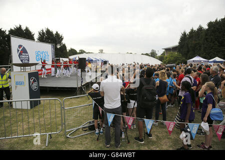 Folle alla cerimonia di apertura per le finali dei 2015 Balfour Beatty London Youth Games, che si svolgono presso il National Sports Centre di Crystal Palace il 2, 4 e 5 luglio durante il primo giorno dei Giochi dei giovani di Londra a Crystal Palace, Londra Foto Stock