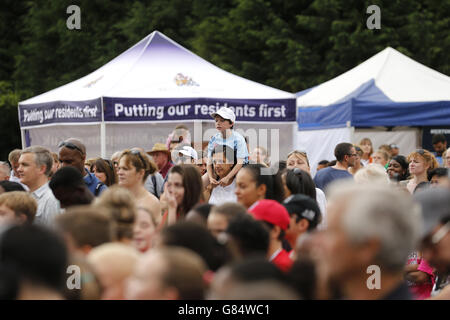 Folle alla cerimonia di apertura per le finali dei 2015 Balfour Beatty London Youth Games, che si svolgono presso il National Sports Centre di Crystal Palace il 2, 4 e 5 luglio durante il primo giorno dei Giochi dei giovani di Londra a Crystal Palace, Londra Foto Stock