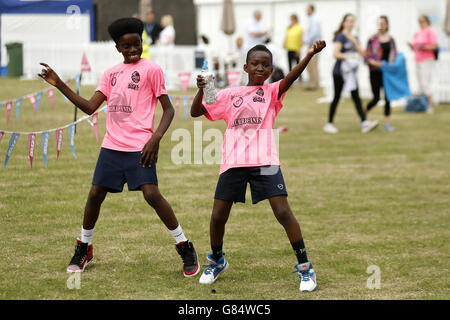 I bambini alla cerimonia di apertura per le finali dei 2015 Balfour Beatty London Youth Games, che si svolgono presso il National Sports Centre di Crystal Palace il 2, 4 e 5 luglio durante il primo giorno dei Giochi dei giovani di Londra a Crystal Palace, Londra Foto Stock