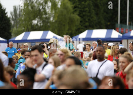 Folle alla cerimonia di apertura per le finali dei 2015 Balfour Beatty London Youth Games, che si svolgono presso il National Sports Centre di Crystal Palace il 2, 4 e 5 luglio durante il primo giorno dei Giochi dei giovani di Londra a Crystal Palace, Londra Foto Stock