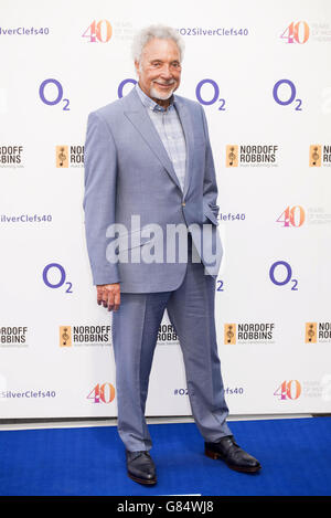 Sir Tom Jones partecipa al Nordoff Robbins O2 Silver Clef Awards 2015 tenutosi a Grosvenor House, Park Lane, Londra. PREMERE ASSOCIAZIONE foto. Data immagine: Venerdì 03 luglio 2015. Il credito fotografico dovrebbe essere: David Jensen/PA Wire Foto Stock