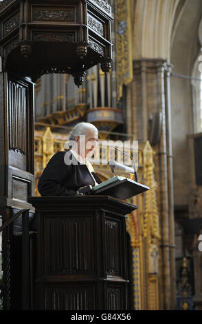 Il Presidente dell'Associazione delle madri di Srebrenica Munira Subasic parla durante un memoriale nazionale tenuto a Westminster Abbey, Londra, per celebrare il 20° anniversario del genocidio di Srebrenica. Foto Stock