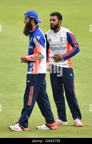 Moeen Ali in Inghilterra (a sinistra) e Adil Rashid durante la sessione di reti prima del primo Investec Ashes Test allo stadio SWALEC di Cardiff. Foto Stock