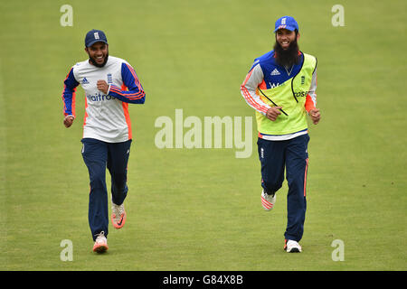 L'inglese Adil Rashid (a sinistra) e Moeen Ali (a destra) durante la sessione di reti prima del primo Investec Ashes Test allo stadio SWALEC di Cardiff. Foto Stock