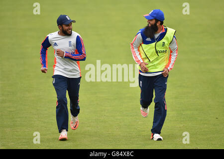 L'inglese Adil Rashid (a sinistra) e Moeen Ali (a destra) durante la sessione di reti prima del primo Investec Ashes Test allo stadio SWALEC di Cardiff. Foto Stock