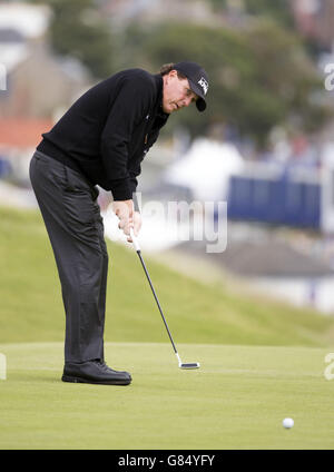 Golf - Scottish Open - Anteprima giorno - Gullane Golf Club. Il Phil Mickelson degli Stati Uniti si trova sulla prima buca durante una giornata di anteprima davanti allo Scottish Open al Gullane Golf Club, East Lothian. Foto Stock