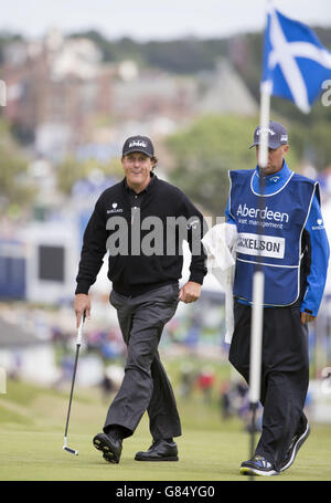 Golf - Scottish Open - Anteprima giorno - Gullane Golf Club. Il Phil Mickelson degli Stati Uniti cammina sul 1° verde durante una giornata di anteprima davanti allo Scottish Open al Gullane Golf Club, East Lothian. Foto Stock