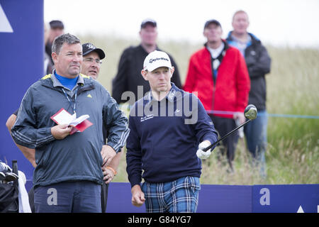 Stephen Gallacher della Scozia sceglie la sua linea al 18 con l'aiuto del suo caddy durante una giornata di anteprima davanti allo Scottish Open al Gullane Golf Club, East Lothian. PREMERE ASSOCIAZIONE foto. Data immagine: Mercoledì 8 luglio 2015. Vedi la storia della Pennsylvania GOLF Gullane. Il credito fotografico dovrebbe essere: Kenny Smith/PA Wire. RESTRIZIONI: Nessun uso commerciale. Nessuna falsa associazione commerciale. Nessuna emulazione video. Nessuna manipolazione delle immagini. Foto Stock