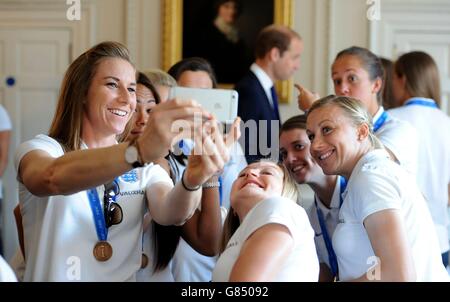 In Inghilterra le donne della squadra di calcio la ricezione a Kensington Palace Foto Stock