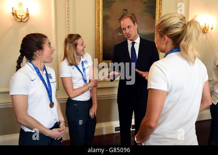 In Inghilterra le donne della squadra di calcio la ricezione a Kensington Palace Foto Stock