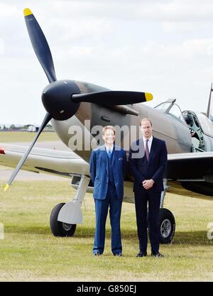 RITRASMETTENDO L'ORTOGRAFIA CORRETTA DEL NOME DAL KAPIAN AL filantropo americano KAPLAN Thomas Kaplan (a sinistra) con il duca di Cambridge, mentre il sig. Kapian dona un nuovo Supermarine Spitfire Mark i N3200 al Museo Imperiale della Guerra di Duxford. Foto Stock