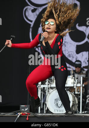 T nel Parco - Perthshire. Ella Eyre si esibisce sul palco principale al festival musicale T in the Park a Strathallan nel Perthshire. Foto Stock