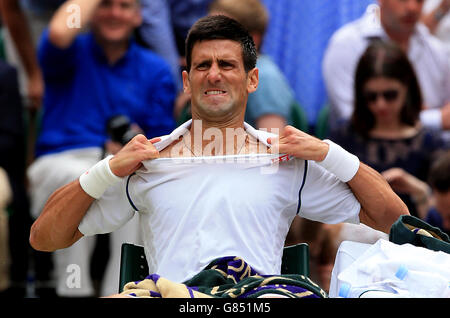 Novak Djokovic mostra la sua frustrazione quando perde il secondo set a Roger Federer nella finale di Mens Singles durante il tredici giorno dei Campionati di Wimbledon presso l'All England Lawn Tennis and Croquet Club di Wimbledon. Foto Stock