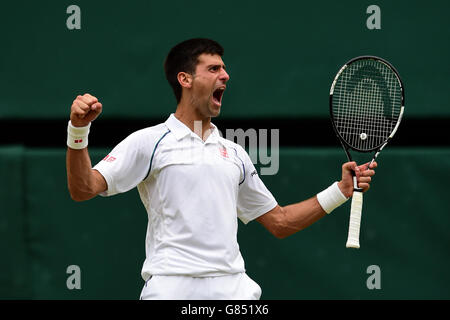 Novak Djokovic celebra il picchiaduro di Roger Federer nella finale di Mens Singles il tredici° giorno dei Campionati di Wimbledon all'All England Lawn Tennis and Croquet Club di Wimbledon. Foto Stock