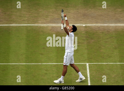 Novak Djokovic celebra la vittoria della finale maschile del singolo durante il tredici° giorno dei Campionati di Wimbledon all'All England Lawn Tennis and Croquet Club di Wimbledon. Foto Stock