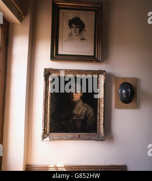 Ritratto di Sir Winston Churchill in uniforme francese, di Sir John Lawy, con l'effettivo casco appeso accanto ad esso a Chartwell Manor a Westerham, Kent, ex casa del tardo Winston Churchill. La casa sarà aperta al pubblico dal 21 giugno 1966. Foto Stock