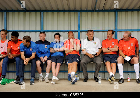 Il manager di Coventry City Tony Mowbray sulla panchina con il suo personale e giocatori prima del gioco Foto Stock