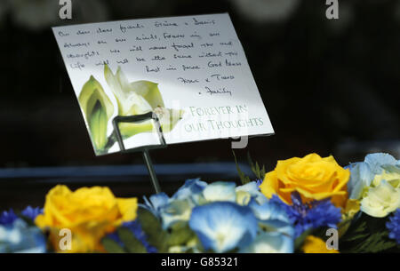 Denis e Elaine Thwaites funerale Foto Stock