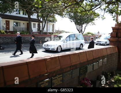 Un cuore contenente le barbine della coppia di attentati terroristici tunisini, Denis Thwaites e sua moglie Elaine arrivano alla Chiesa riformatrice unita di Fairhaven a Lytham St Annes. Foto Stock