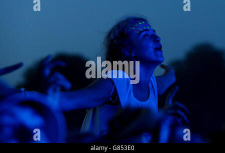 Festivalgoers guarda Alt-J esibirsi al festival Latitude di Henham Park, Southwold, Suffolk. Foto Stock
