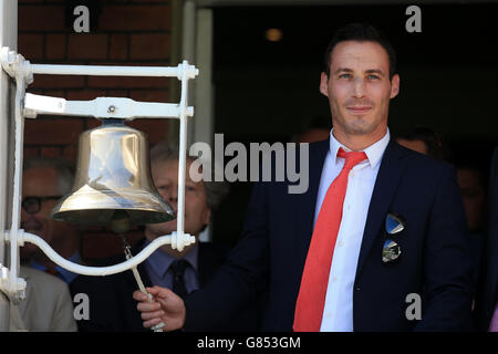 L'ex giocatore inglese Simon Jones suona la campana durante il terzo giorno del secondo test di Ashes Investec al Lord's, Londra. Foto Stock