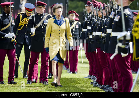 La principessa reale, nel suo ruolo di colonnello-in-capo, mentre ispeziona i soldati dagli Hussar reali del re (KRH) in parata mentre prendono parte alla loro parata tercentenaria per celebrare 300 anni dalla formazione del reggimento, a Tedworth Park, Tidworth, Wiltshire. Foto Stock