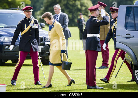 La Principessa reale arriva, nel suo ruolo di colonnello in capo, mentre ispeziona i soldati dei Royal Hussars del Re (KRH) in parata mentre prendono parte alla loro parata del tercentenario per celebrare i 300 anni dalla formazione del reggimento, a Tedworth Park, Tidworth, Wiltshire. Foto Stock