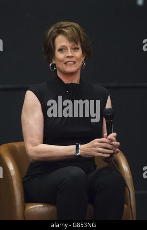 L'attrice Sigourney Weaver è stata raffigurata durante un colloquio al London Film and Comic con, tenutosi all'Olympia di Kensington, Londra. Foto Stock