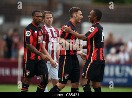 AFC Bournemouth's Dan Gosling (seconda a destra) Festeggia con il suo compagno di squadra Junior Stanislas (a destra) dopo di lui segna l'obiettivo di equalizzazione del loro lato Foto Stock
