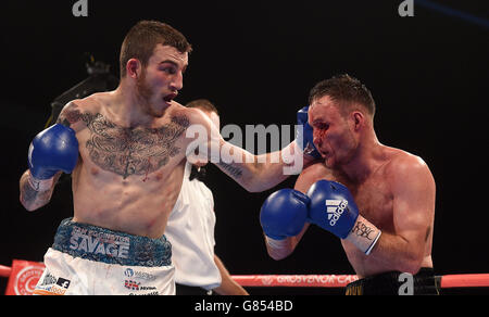 Sam Eggington (a sinistra) in azione contro Glenn Foot per il vacante British and Commonwealth Welterweight Championship, alla Manchester Arena. Foto Stock