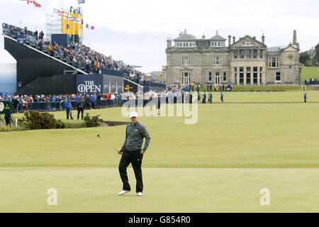 Il Jordan Spieth degli Stati Uniti allinea un putt sul 1° verde durante il quarto giorno dell'Open Championship 2015 a St Andrews, Fife. PREMERE ASSOCIAZIONE foto. Data immagine: Domenica 19 luglio 2015. Vedi PA storia GOLF Open. Il credito fotografico dovrebbe essere: Danny Lawson/PA Wire. RESTRIZIONI: . Per ulteriori informazioni, chiamare il numero +44 (0)1158 447447. Foto Stock