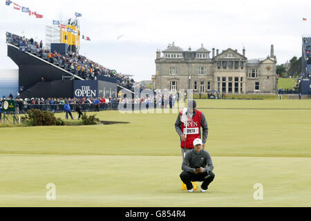 Golf - il Campionato Open 2015 - giorno quattro - St Andrews. Jordan Spieth degli Stati Uniti si allinea sul primo green durante il quarto giorno dell'Open Championship 2015 a St Andrews, Fife. Foto Stock