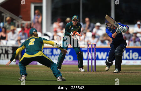 L'inglese batteria Amy Jones guida la palla guardata dal guardiano australiano Alyssa Healy durante il primo un giorno Internazionale delle Ceneri delle donne al terreno della contea di Taunton. Data foto: Martedì 21 luglio 2015. Vedi la storia della Pennsylvania CRICKET Inghilterra Women. Il credito fotografico deve essere: Nick Potts/PA Wire. RESTRIZIONI: Editoriale Foto Stock