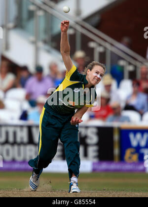 Australia Bowler Ellyse Perry, durante il primo giorno Internazionale delle Ceneri delle donne al terreno della contea, Taunton. Data foto: Martedì 21 luglio 2015. Vedi la storia della Pennsylvania CRICKET Inghilterra Women. Il credito fotografico deve essere: Nick Potts/PA Wire. RESTRIZIONI: Editoriale Foto Stock