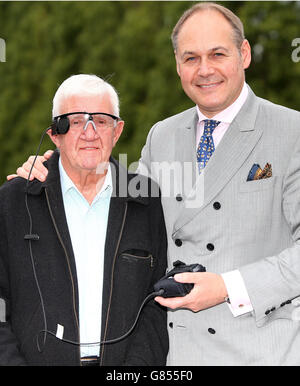 Pensionato parzialmente avvistato Raymond Flynn, 80, di Audenshaw, Manchester e chirurgo il professor Paulo Stagna (a destra) del Wellcome Trust Clinical Research Facility presso l'University Manchester Hospital, durante una conferenza stampa presso l'infermeria reale di Manchester, Dopo che il sig. Flynn ha fatto restaurare la sua visione centrale per la prima volta in quasi un decennio dopo che ha ricevuto un 'occhio bionico' ed è il primo paziente del mondo con degenerazione maculare correlata all'età secca avanzata (AMD) a sottoporsi alla procedura. Foto Stock